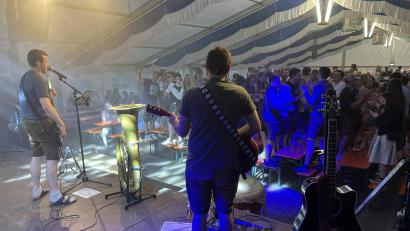 Bild: sns
Die Band "Narrisch" heizt den Besuchern ganz schön ein.