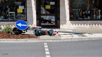 Bild: hmr
Eine der Ampeln an der Anlage in der Innenstadt Waldsassen ist am Mittwochabend von einem Autofahrer umgemäht worden. Seither ist die Anlage komplett außer Betrieb.