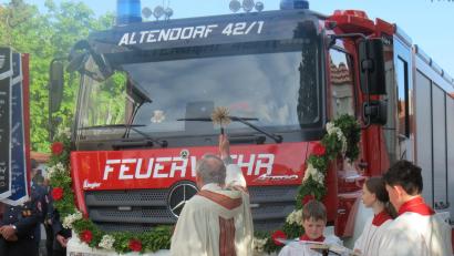 Bild: tja
Beim Florianstag erhält das neue Fahrzeug der Feuerwehr Altendorf den kirchlichen Segen.