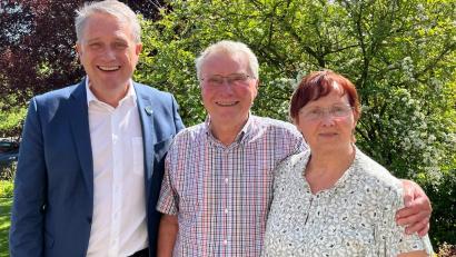 Bild: Mona Stegmann/exb 
Erster Bürgermeister Hermann Böhm dankte Karl Stegmann und seiner Frau Renate für ihr Engagement in Poppenricht und gratulierte zum 80 Geburtstag.