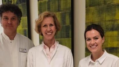 Bild: Sabina Hasenbank/exb
Dr. Nicola Jansen (Mitte) leitet die Abteilung „Unfallchirurgie und Orthopädie“ der Asklepios Klinik Burglengenfeld. Links im Bild Ärztlicher Direktor Dr. Josef Zäch, rechts Geschäftsführerin Kathrin Hofstetter.