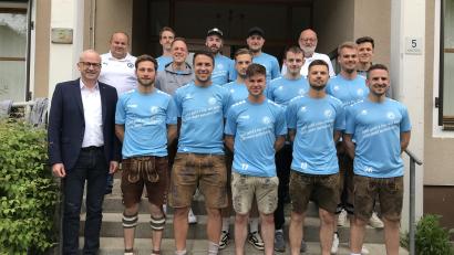 Bild: mma
Zum Aufstieg gratulierten Bürgermeister Bernhard Lindner (links) , Vorsitzender Georg Erras (hinten rechts) und der technische Leiter Josef Nitzbon (Zweiter von links).