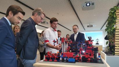 Bild: Schulz
Im Labor des neu eröffneten "Digital Buissness Campus" der OTH bekommt der bayerische Staatsminister für Wissenschaft und Kunst, Markus Blume (Zweiter von links), eine Vorführung der Modellfirma.