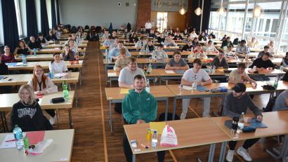 Bild: Josef Rosner/exb
Kurz vor dem Start der Abiturprüfungen herrschte in der Aula der FOS/BOS Marktredwitz gute Stimmung.