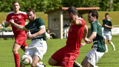 Bild: ham
Maximilian Weingärtner (Zweiter von links), Michael Bösl (rechts) und die Dieterskirchener hauen sich in der Rest-Rückrunde der Kreisliga West voll rein. Sie haben wieder Chancen auf den direkten Klassenerhalt.