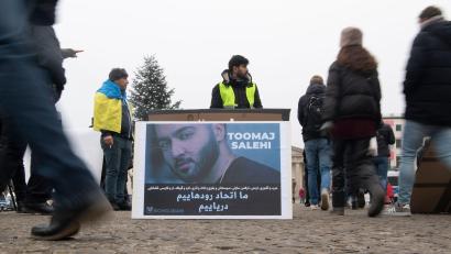 Bild: Paul Zinken/dpa
Ein großes Plakat zeigt den iranischen Rapper Toomaj Salehi - er soll im Iran hingerichtet werden.