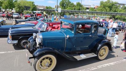 Bild: Kunz
Je älter, umso aufsehenerregender: So ist es beim großen Oldtimertreffen des ATC-Weiden im AVD auf dem Naabwiesenparkplatz.