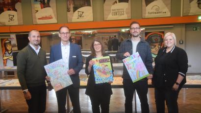 Bild: fz
Unter 184 Werken haben (von rechts) Katharina Glaser, Bastian Gottswinter, Julia Zimmermann (mit dem Siegerbild), Robert Stahl und Florian Vogel die drei Siegerwerke gefunden.
