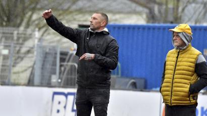 Archivbild: Hubert Ziegler
Da geht's Richtung Landesliga: Trainer Andreas Scheler (links) und Sportlicher Leiter Hannes Beer stehen mit dem FC Amberg vor dem Titel in der Bezirksliga Nord. Ein Pünktchen beim Tabellenzweiten SV Etzenricht reicht dafür.