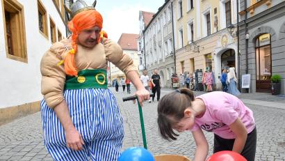 Bild: Petra Hartl
Obelix ist in der Fußgängerzone in Amberg unterwegs und verteilt Comics.