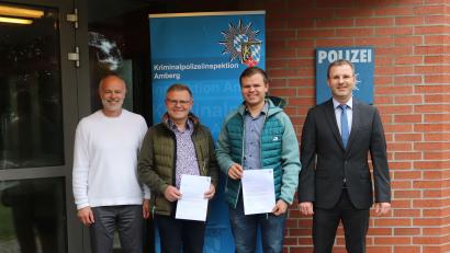 Bild: Polizeipräsidium Oberpfalz/exb
Vor der Amberger Polizeiinspektion (von links): Erster Kriminalhauptkommissar Christian Holzner, die couragierten Zeugen, die namentlich nicht genannt werden wollen, und Kriminaldirektor Gerhard Huf.