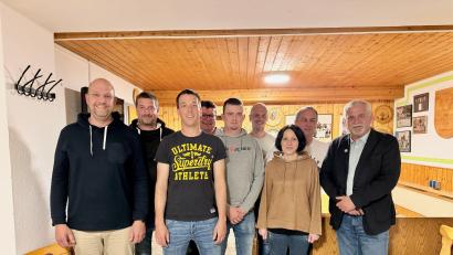 Bild: Michael Liedl/exb
Das Bild zeigt von links nach rechts: Michael Liedl, Thomas Pritzl, Dominik Pritzl, Thomas Schönberger (Dritter Bürgermeister.), Sebastian Seidel, Christoph Liedl, Christina Hösl, Daniel Schweiger und Ludwig Biller (Erster Bürgermeister.)