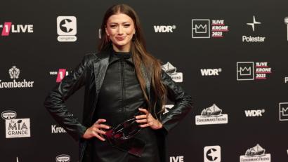 Bild: Friso Gentsch/dpa
Sängerin Leony auf dem roten Teppich vor einer Preisverleihung.