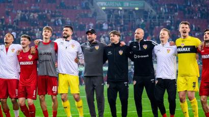 Bild: Tom Weller/dpa
Der VfB Stuttgart feiert den Sieg beim FC Augsburg.