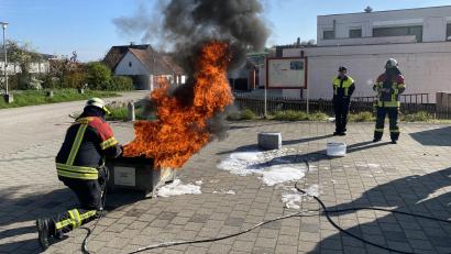 Bild: egl
Mit kleinen Strahlrohren wurde ein Schaumeinsatz simuliert, welcher den Brand löschen konnte.