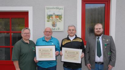 Bild: pop
Ehrungen bei den Vilstalschützen Emhof: (von links) Zweite Schützenmeisterin Barbara Schönfeld, Theo Hummel, Rudolf Beer, Erster Schützenmeister Fabian Stangl.