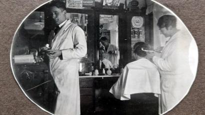 Bild: Archiv Kurz
Willi Deinzer mit seiner Schwester Auguste bei der Arbeit in seinem Friseursalon um 1937 (Privatarchiv Kurz)