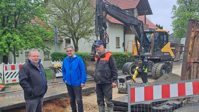 Bild: gis
Geschäftsführer Lothar Huber, Bürgermeister Franz Tauber, Vorarbeiter der ausführenden Firma Zeitler-Bau, Thomas Kuschel (von links), besichtigten die Baustelle.