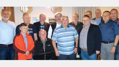 Bild: Alois Lehmeier/exb
Die Siedler in Ursensollen ehren ihre Jubilare: (hinten, von links) Norbert Mitlmeier (30 Jahre), Franz Edenharter (20), Maximilian Birner (30), Bezirksvorsitzender Reinhard Ott, Peter Bachert (30), Josef Strobl (20), Kreisvorsitzender Klaus Bleisteiner, Josef Meier (30), (vorne, von links) Annemarie Porscha (20), Josef Mörtl (30), Konrad Reif (30), Vorsitzender Christian Aust Josef Schneider (30).