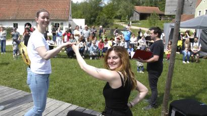 Bild: Hirsch
Die Ovigo-Darstellerinnen Katharina Mühln (rechts) und Cora Spalek zeigen beim Theatertag im Freilandmuseum Oberpfalz vor zahlreichen Zuschauern Ausschnitte aus dem Musical "Spamalot".