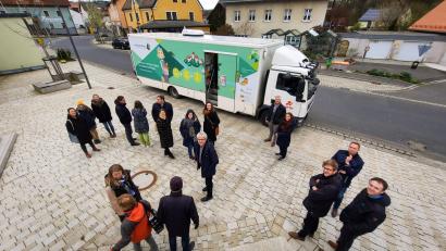 Bild: Marin Schmid/exb
Umsetzungsbegleiter besuchen den Mobilen Dorfladen der Steinwald-Allianz bei seinem Halt in Ebnath.