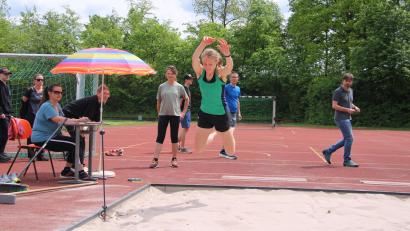Bild: prh
Gymnasiastin Laetitia Birner erfüllte im ersten Versuch gleich die Anforderungen für das Sportabzeichen in Gold.