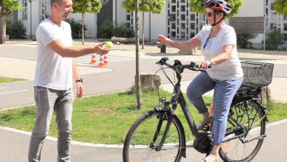 Bild: rgr
Das Fahren mit nur einer Hand am Lenker war eine Übung beim Seniorentraining für das Fahren mit dem Pedelec.