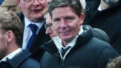 Bild: Peter Byrne/PA Wire/dpa/Archivbild
Oliver Glasner sitzt auf der Tribüne.