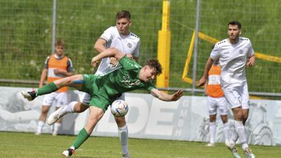 Bild: Hubert Ziegler
Fabian Vogl (hinten) von der DJK Gebenbach hebelt in dieser Szene Felix Schmitt vom TSV Abtswind aus.