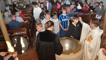 Bild: dob
Am Taufbecken wurden die Gottesdienstteilnehmer von Stadtpfarrerin Carmen Riebl und Dekan Alexander Hösl gesegnet.