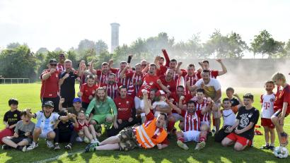 Bild: Hubert Ziegler
Freude bei den Spielern und Anhängern des SV Inter Bergsteig Amberg über die Meisterschaft in der Kreisliga Süd und den Aufstieg in die Bezirksliga.