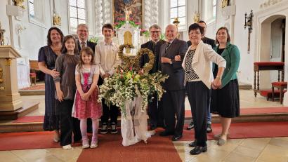 Bild: Georg Hirmer/exb
Dekan Michael Hirmer feiert mit einem eindrucksvollen Gottesdienst in der Pfarrkirche Pfreimd mit seinen Eltern Karl und Brigitte Hirmer die Goldene Hochzeit im Kreise ihrer drei Kinder und Enkelkinder.