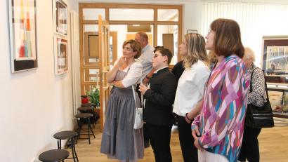 Bild: pi
Die Besucher genießen die Bilder von Cosmas Herbert Maria Lang