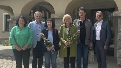Bild: Marie Kammermeier/Landratsamt Tirschenreuth/exb
Personalratsvorsitzende Ramona Wiesent und Landrat Roland Grillmeier verabschiedeten Margit Seitz, Marita Zandt und Alfred Bäumler (von links). Rechts Personalchef Walter Brucker.