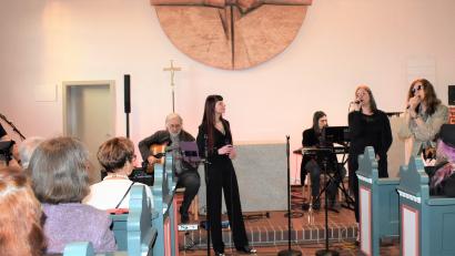 Bild: rgr
Die Band "Bella Donna" ließ in der Michaelskirche rockige Gitarren und Synthesizer erklingen.