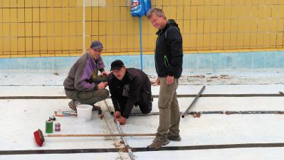 Bild: bsc
Umfangreich waren die Aufgaben bei einem Arbeitseinsatz zur Öffnung des Friedenfelser Freibads. Im Bild (von links) Johannes Mühlbauer, Markus Kellner und der Vorsitzende der Wasserwacht, Markus Münchmeier, bei der Reparatur einer Rohrleitung im Schwimmbecken.