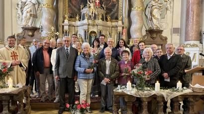 Bild: Sabine Hofmann
Ortspfarrer Markus Flasinski (links) segnete in der Michelfelder Pfarrkirche zwölf Paare zu ihren Ehejubiläen.