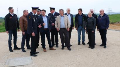 Bild: mab
Die Landkreisspitze der Feuerwehr mit politischen Mandatsträgern, Architekten und ausführender Baufirma machen sich beim Spatenstich ein Bild von der Baustelle für die Aufstellung des Brandschutzcontainers.