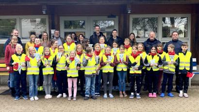 Bild: J. Pilhofer/exb
Die Teilnehmer an der Ausbildung zum Fahrradführerschein mit Stellvertretender Schulleiterin Elena Pilhofer, Lehrerin Katharina Brandhuber sowie Vertretern der Sparkasse, der Verkehrswacht, dem TÜV und den Polizei-Verkehrserziehern Andreas Trenz und Philipp Böhme sowie Bürgermeister Roman Berr.