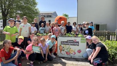 Bild: Baywa-Stiftung/exb
Stolz zeigen die erfolgreichen kleinen Gärtnerinnen und Gärtner ihre soeben selbst aufgebauten und bepflanzten Hochbeete.