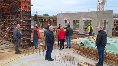Bild: fks
Die größte Baumaßnahme in diesem Jahr ist der Neubau von Metzgerei- und Gastwirtschaftsgebäude in Premenreuth. Im Erdgeschoss lassen sich die Räume bereits erahnen. Im Hintergrund ist der künftige Innenhof zu sehen.