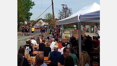 Bild: lgc
Mit „Hau ruck“ stand das Frühlingszeichen auch in Schlammersdorf in der Senkrechten. Viele Besucher verfolgten das traditionelle Spektakel zwischen Feuerwehr- und Bürgerhaus.