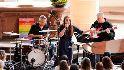 Bild: Uwe Anspach/dpa
Sängerin Tine Wiechmann covert Taylor-Swift-Songs in der Kirche.