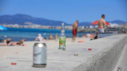 Bild: Clara Margais/dpa
Urlaubern und Einheimischen, die etwa mit geöffneter Bierdose an „falscher“ Stelle erwischt werden, droht nun ein Bußgeld zwischen 500 und 1500 Euro.