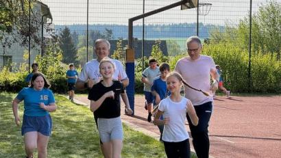 Bild: Schulamt Tirschenreuth/exb
Auch Landrat Roland Grillmeier (hinten links) und Bürgermeister Bernd Sommer (rechts) drehen zusammen mit den Schülerinnen und Schülern ein paar Runden.