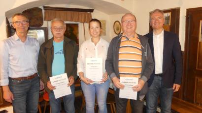 Bild: rtw
Bürgermeister Peter Achatzi (links) ehrte mit Landtagsabgeordnetem Harald Schwartz (rechts) die Mitglieder (ab Zweiter von links) Werner Stollner (35 Jahre), Carola Helm (10 J.) und Hans Ludwig (35 J.) für ihre Treue.