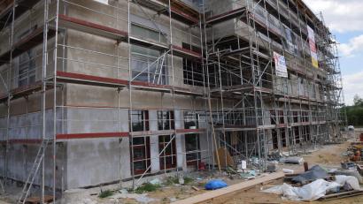 Bild: bö
Für die Fertigstellung der Neuen Mitte mit Kindergarten und Rathaus stimmt der Gemeinderat Ebermannsdorf weiteren Kreditaufnahmen zu.