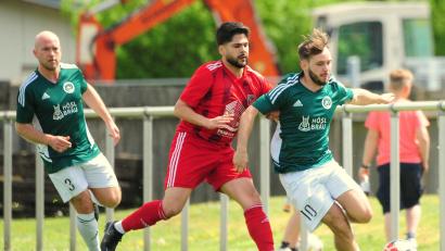 Archivbild: Thomas Schrems
Matej Majka (rechts, Szene aus der Partie gegen Großschwarzenlohe) und der SV Mitterteich unterlagen beim FSV Erlangen-Bruck deutlich mit 0:4.