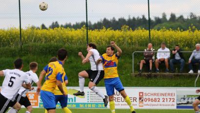 Bild: Dieter Jäschke
Fabian Höcht vom TSV Reuth gewinnt das Kopfballduell gegen Ralph Egeter vom TuS Schnaittenbach. Die Partie allerdings verloren die Reuther mit 3:4 und müssen nun über den Umweg Relegation den Klassenerhalt in der Kreisliga Nord schaffen.