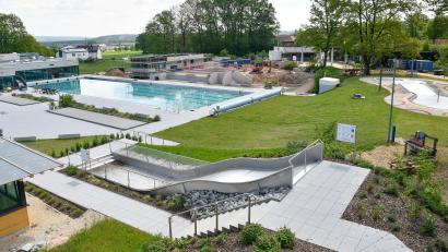 Bild: Petra Hartl
Wer am Rutschenturm steht, genießt einen guten Rundumblick über das Waldbad. Zu sehen ist aber auch, dass die Generalsanierung noch nicht ganz abgeschlossen ist. Das Springerbecken (hinter dem großen 50-Meter-Schwimmerbecken) sowie das links nebenan neu gebaute Bademeisterhaus sind noch nicht fertig. Dieses Areal bleibt auch nach der Badöffnung abgesperrt.